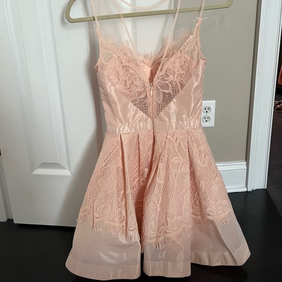 Light pink lace size 00 Bebe dress - Picture 2 of 3